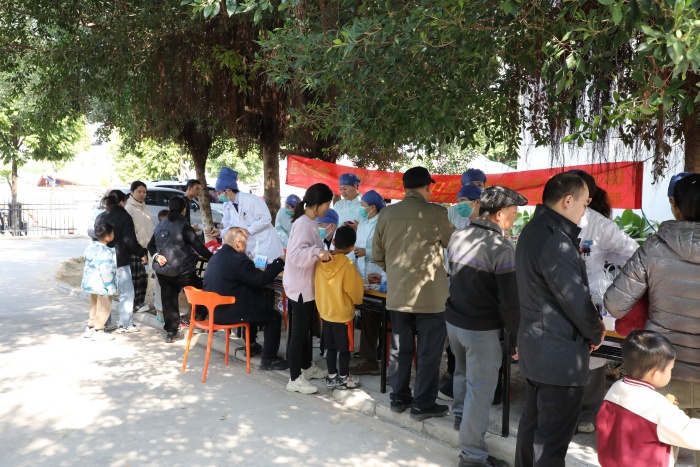 医心向党 “颌”你同行——百家乐投注
口腔颌面外科党支部开展健康口腔义诊进社区活动 第 4 张
