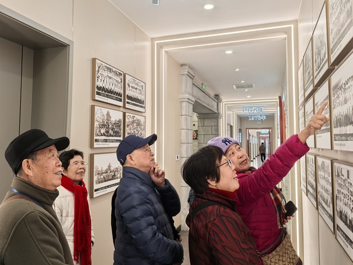 铭记历史  砥砺前行——百家乐投注
离退休党支部开展“传承优秀传统，弘扬优秀文化” 主题党日活动 第 2 张