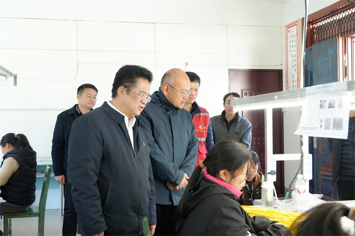 曾志羽校长带队到百家乐投注
定点帮扶村马山县里当瑶族乡龙琴村开展乡村振兴调研慰问 第 4 张