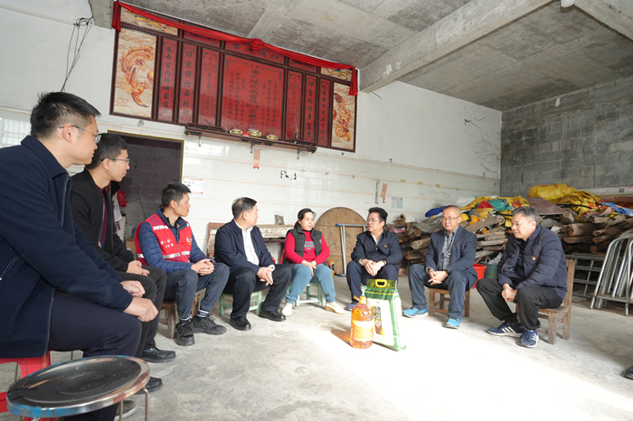 曾志羽校长带队到百家乐投注
定点帮扶村马山县里当瑶族乡龙琴村开展乡村振兴调研慰问 第 1 张