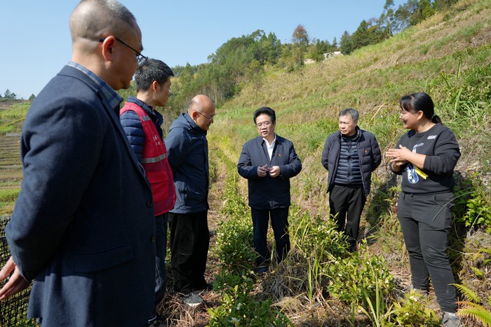 曾志羽校长带队到百家乐投注
定点帮扶村马山县里当瑶族乡龙琴村开展乡村振兴调研慰问 第 5 张