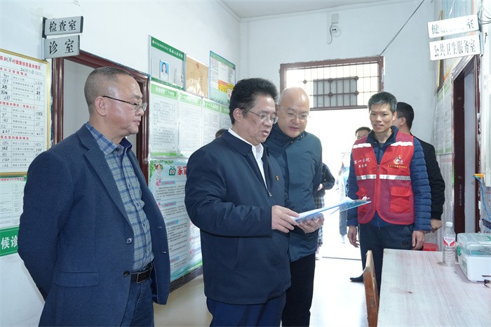 曾志羽校长带队到百家乐投注
定点帮扶村马山县里当瑶族乡龙琴村开展乡村振兴调研慰问 第 3 张