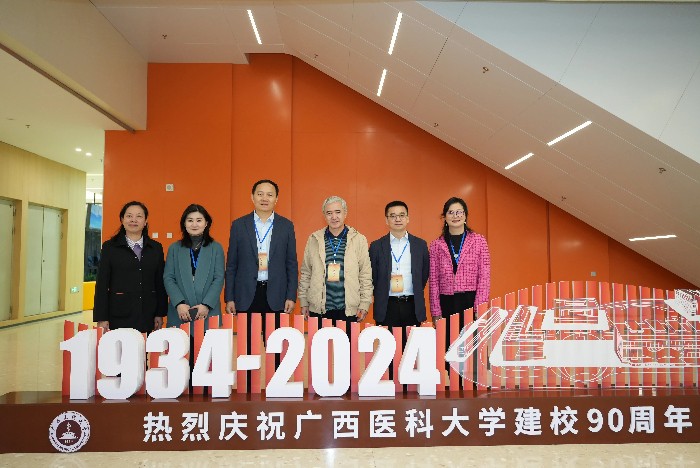 评估专家组走访五象新院区.jpg