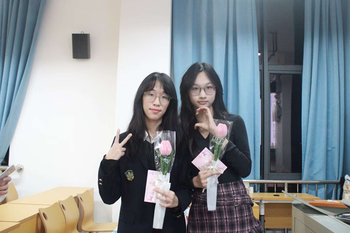​待到春来三月八，漫天开满美人花 ——百家乐投注
举行本科生“三七” 女生节送花活动 第 2 张