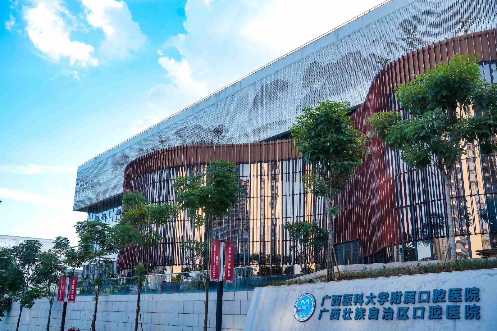 五象院区东1门-1.jpg