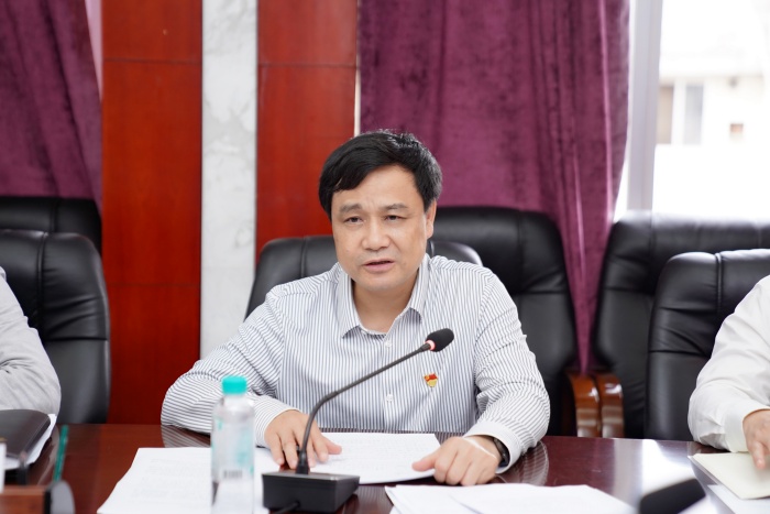 韦锦斌书记作中心讲话.jpg