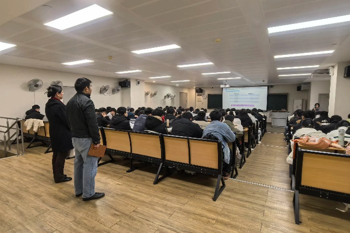 教学质量“首考”！百家乐投注
开展新学期教学巡查工作 第 1 张